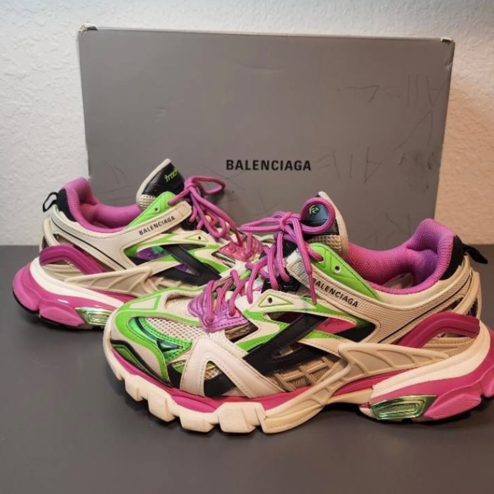 Balenciaga track 2 size 9 in men to big for me